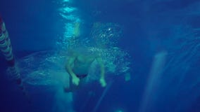 Nadador profissional bonito que faz o curso de borboleta na associação, tiro do underwater no movimento lento filme Nadador profissional bonito que faz o curso de borboleta na associação, tiro do underwater no movimento lento filme