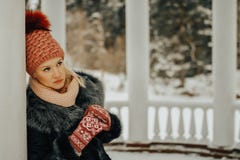 Nadenkend blond haarmeisje in de winterkleren royalty-vrije stock afbeelding Nadenkend blond haarmeisje in de winterkleren royalty-vrije stock afbeelding