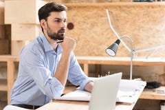 Nadenkende jeugdige vakman die nieuw ontwerp creëren op workshop stock afbeelding Nadenkende jeugdige vakman die nieuw ontwerp creëren op workshop stock afbeelding
