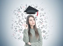 Nadenkende vrouw in het groene benadrukken, onderwijs stock foto's Nadenkende vrouw in het groene benadrukken, onderwijs stock foto's
