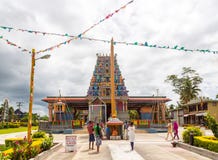 Nadi, Fiji Fijians Indiańskiego spadku Fijians odwiedza świętą Sri Siva Subramaniya Hinduską świątynię, Nadi, Fiji wyspy zdjęcia royalty free Nadi, Fiji Fijians Indiańskiego spadku Fijians odwiedza świętą Sri Siva Subramaniya Hinduską świątynię, Nadi, Fiji wyspy zdjęcia royalty free