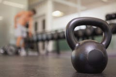 Nadruk op grote zwarte kettlebell in gewichtenruimte stock foto's Nadruk op grote zwarte kettlebell in gewichtenruimte stock foto's
