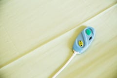 Nadruknoodoproep aan de knoop van de verzorgingsafdeling op het bed stock fotografie Nadruknoodoproep aan de knoop van de verzorgingsafdeling op het bed stock fotografie