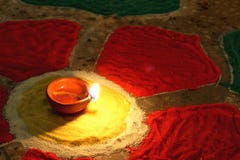 Nafciana lampa zaświecał na kolorowym rangoli, diwali świętowanie zdjęcia royalty free Nafciana lampa zaświecał na kolorowym rangoli, diwali świętowanie zdjęcia royalty free