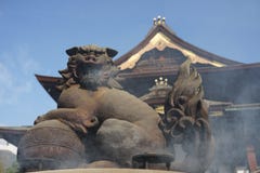 Japanese lion sculpture on the incense burner of Zenko-ji temple royalty free stock photos Japanese lion sculpture on the incense burner of Zenko-ji temple royalty free stock photos