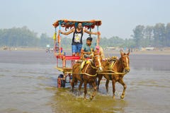 NAGAON-STRAND, MAHARASHTRA, INDIA 13 JANUARI 2018 De toeristen genieten van een rit van de paardkar stock afbeelding NAGAON-STRAND, MAHARASHTRA, INDIA 13 JANUARI 2018 De toeristen genieten van een rit van de paardkar stock afbeelding