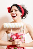 Nahaufnahme auf dem hübschen Mädchen lustigen Brunette sexy Pinup, das Farbenkissen, die gute Zeit u. Spaß habend betrachten Kame lizenzfreie stockfotografie Nahaufnahme auf dem hübschen Mädchen lustigen Brunette sexy Pinup, das Farbenkissen, die gute Zeit u. Spaß habend betrachten Kame lizenzfreie stockfotografie