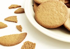Nahaufnahme auf einer Platte mit runden Lebkuchenplätzchen lizenzfreies stockfoto Nahaufnahme auf einer Platte mit runden Lebkuchenplätzchen lizenzfreies stockfoto