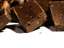 Nahaufnahme auf Schokoladenwürfeln mit Kopienraum stockbilder Nahaufnahme auf Schokoladenwürfeln mit Kopienraum stockbilder
