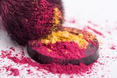 Für Make-up Heller Schatten Mit Bürste Auf Einem Gelben Hintergrund