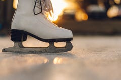 Nahaufnahme der Frau eislaufend auf Eis Nahaufnahme von Rochen und von Eis Si lizenzfreies stockfoto Nahaufnahme der Frau eislaufend auf Eis Nahaufnahme von Rochen und von Eis Si lizenzfreies stockfoto
