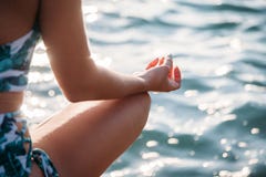 Nahaufnahme der Frau Yoga auf Strand tuend Gesunder Lebensstil stockbild Nahaufnahme der Frau Yoga auf Strand tuend Gesunder Lebensstil stockbild