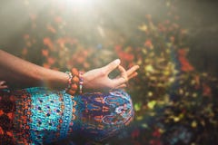 Nahaufnahme der Frauenhand in der mudra Gestenpraxis-Yogameditation lizenzfreies stockfoto Nahaufnahme der Frauenhand in der mudra Gestenpraxis-Yogameditation lizenzfreies stockfoto