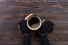 Nahaufnahme der Hand einer Frau, die eine Schale heißen Kaffee hält Mode, Freizeit lizenzfreies stockfoto Nahaufnahme der Hand einer Frau, die eine Schale heißen Kaffee hält Mode, Freizeit lizenzfreies stockfoto