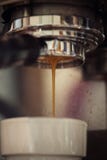 Nahaufnahme der Kaffeemaschine Espresso trinken lassend lizenzfreie stockfotografie Nahaufnahme der Kaffeemaschine Espresso trinken lassend lizenzfreie stockfotografie