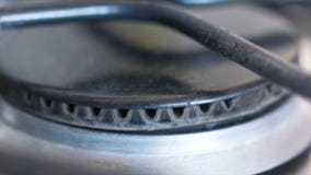 Nahaufnahme der kleinen blauen Flamme des Gases auf einem Gasherd t?tigkeit Mahlzeit-Vorbereitung stockfotos Nahaufnahme der kleinen blauen Flamme des Gases auf einem Gasherd t?tigkeit Mahlzeit-Vorbereitung stockfotos