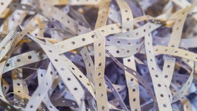 Nahaufnahme der Verwicklung von perforierten papery Streifen stockbild Nahaufnahme der Verwicklung von perforierten papery Streifen stockbild