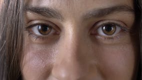 Nahaufnahme des jungen Schönheitsbrauns mustert, Kamera, Gesicht betrachtend der bezaubernden Frau stock video Nahaufnahme des jungen Schönheitsbrauns mustert, Kamera, Gesicht betrachtend der bezaubernden Frau stock video