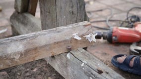 Nahaufnahme des Tischlers, der Ausrüstung verwendet, um die Möbel zu reparieren stock footage Nahaufnahme des Tischlers, der Ausrüstung verwendet, um die Möbel zu reparieren stock footage