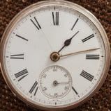 Nahaufnahme einer alten Sterlingsilber-Taschenuhr Lizenzfreie Stockfotografie Nahaufnahme einer alten Sterlingsilber-Taschenuhr Lizenzfreie Stockfotografie