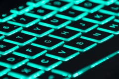 Nahaufnahme einer hintergrundbeleuchteten Spieltastatur stockbild Nahaufnahme einer hintergrundbeleuchteten Spieltastatur stockbild