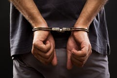 Nahaufnahme. Festgehaltener Mann mit Handschellen gefesselt lizenzfreies stockfoto Nahaufnahme. Festgehaltener Mann mit Handschellen gefesselt lizenzfreies stockfoto