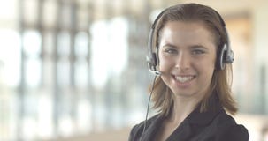 Nahaufnahme lächelnden Frau Promo in einem Call-Center-Kundendienst stock video Nahaufnahme lächelnden Frau Promo in einem Call-Center-Kundendienst stock video