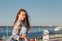Nahaufnahme-Portr?t einer jungen Frau mit dem langen blonden Haar, gekleidet in einem blauen eleganten Kleid stockbild Nahaufnahme-Portr?t einer jungen Frau mit dem langen blonden Haar, gekleidet in einem blauen eleganten Kleid stockbild