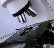 Nahaufnahme schoss vom Mikroskop mit Metalllinse auf Labor lizenzfreies stockbild Nahaufnahme schoss vom Mikroskop mit Metalllinse auf Labor lizenzfreies stockbild
