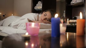Nahaufnahme von den brennenden Kerzen Aroma auf Tabelle in einem Badekurortraum verbreitend stock footage Nahaufnahme von den brennenden Kerzen Aroma auf Tabelle in einem Badekurortraum verbreitend stock footage