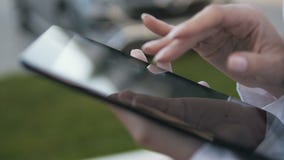 Nahaufnahme von den weiblichen Händen, die draußen auf Touch Screen von Digital-Tablet schreiben stock video Nahaufnahme von den weiblichen Händen, die draußen auf Touch Screen von Digital-Tablet schreiben stock video