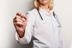 Nahaufnahme von Doktorhand und -stift stockfotos Nahaufnahme von Doktorhand und -stift stockfotos