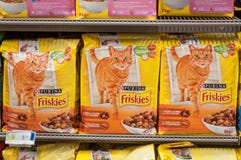 Nahaufnahme von Friskies-Paketen die französische Marke des Katzenfutters in Cora-Supermarkt Lizenzfreie Stockfotografie Nahaufnahme von Friskies-Paketen die französische Marke des Katzenfutters in Cora-Supermarkt Lizenzfreie Stockfotografie