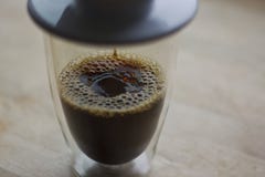 Nahaufnahme von gießen über Tropfenfänger-Kaffee lizenzfreie stockfotos Nahaufnahme von gießen über Tropfenfänger-Kaffee lizenzfreie stockfotos