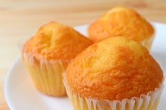 Nahaufnahme von köstlicher Madeleine Cupcakes Served auf weißer Platte, selektiver Fokus Lizenzfreies Stockfoto Nahaufnahme von köstlicher Madeleine Cupcakes Served auf weißer Platte, selektiver Fokus Lizenzfreies Stockfoto