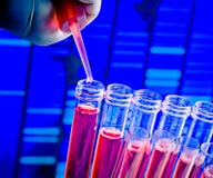 Nahaufnahme von Reagenzgläsern mit Pipette auf roter Flüssigkeit auf abstraktem DNA-Sequenz-Hintergrund Lizenzfreie Stockfotografie Nahaufnahme von Reagenzgläsern mit Pipette auf roter Flüssigkeit auf abstraktem DNA-Sequenz-Hintergrund Lizenzfreie Stockfotografie