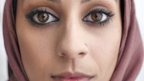 Nahaufnahme von weiblichen indischen traurigen Augen Junges schönes ernstes indisches Mädchen im rosa hijab, das Kamera betrachte stock footage Nahaufnahme von weiblichen indischen traurigen Augen Junges schönes ernstes indisches Mädchen im rosa hijab, das Kamera betrachte stock footage