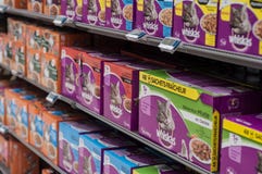 Nahaufnahme von Whiskas-Paketen die französische Marke des Katzenfutters in Cora-Supermarkt Stockbilder Nahaufnahme von Whiskas-Paketen die französische Marke des Katzenfutters in Cora-Supermarkt Stockbilder