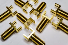 Nahaufnahme von zerstreuten Gold überzogenen Elektronikkomponenten männlicher Verbindungsstücke SMA auf weißem Hintergrund im gel stockfoto Nahaufnahme von zerstreuten Gold überzogenen Elektronikkomponenten männlicher Verbindungsstücke SMA auf weißem Hintergrund im gel stockfoto