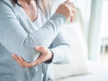 Nahaufnahme weiblicher ` s Ellbogen Armschmerz und -verletzung Gesundheitswesen und MED lizenzfreies stockfoto Nahaufnahme weiblicher ` s Ellbogen Armschmerz und -verletzung Gesundheitswesen und MED lizenzfreies stockfoto