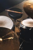 Nahaufnahmeansicht eines der Trommel Satzes und Trommelstöcke in einem dunklen Studio Schwarze Trommelkörper mit Chromordnung Das stockfotos Nahaufnahmeansicht eines der Trommel Satzes und Trommelstöcke in einem dunklen Studio Schwarze Trommelkörper mit Chromordnung Das stockfotos