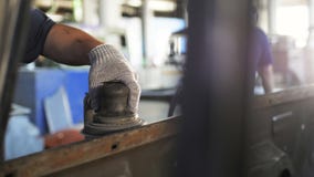 Nahaufnahmearbeitskraft säubert LKW-Kasten mit spezieller Werkzeugmaschine stock video Nahaufnahmearbeitskraft säubert LKW-Kasten mit spezieller Werkzeugmaschine stock video