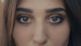 Nahaufnahmeaugen des schönen brunette Modells der jungen Frau, welches die Kamera betrachtet M?dchen mit gro?en Augen stock video Nahaufnahmeaugen des schönen brunette Modells der jungen Frau, welches die Kamera betrachtet M?dchen mit gro?en Augen stock video