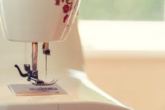 Nahaufnahmedetail der vollen automatischen Nähmaschine stockfotografie Nahaufnahmedetail der vollen automatischen Nähmaschine stockfotografie