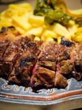 Nahaufnahmedetail einer Rindfleischrippe gegrillt mit gebratenen Kartoffeln stockfoto Nahaufnahmedetail einer Rindfleischrippe gegrillt mit gebratenen Kartoffeln stockfoto