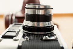 Nahaufnahmefoto der Weinlesekamera liegend auf hölzernem Schreibtisch lizenzfreie stockfotos Nahaufnahmefoto der Weinlesekamera liegend auf hölzernem Schreibtisch lizenzfreie stockfotos