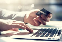 Nahaufnahmefotogeschäftsmann, der mit generischem Designnotizbuch arbeitet Online-Zahlungen, Handtastatur Unscharfer Hintergrund lizenzfreie stockbilder Nahaufnahmefotogeschäftsmann, der mit generischem Designnotizbuch arbeitet Online-Zahlungen, Handtastatur Unscharfer Hintergrund lizenzfreie stockbilder