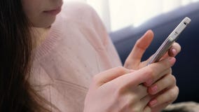 Nahaufnahmefrau ` s übergibt das Schreiben einer Mitteilung Unerkennbare Frau in der rosa Strickjacke mit rosa Maniküre stock footage Nahaufnahmefrau ` s übergibt das Schreiben einer Mitteilung Unerkennbare Frau in der rosa Strickjacke mit rosa Maniküre stock footage