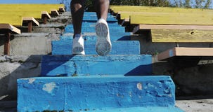 Nahaufnahmelauf herauf die Treppe stock video footage Nahaufnahmelauf herauf die Treppe stock video footage