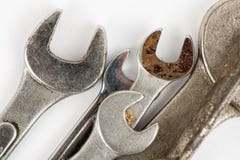Nahaufnahmemakro benutzte alten Werkzeugschlüssel über weißem Hintergrund Stockfotografie Nahaufnahmemakro benutzte alten Werkzeugschlüssel über weißem Hintergrund Stockfotografie